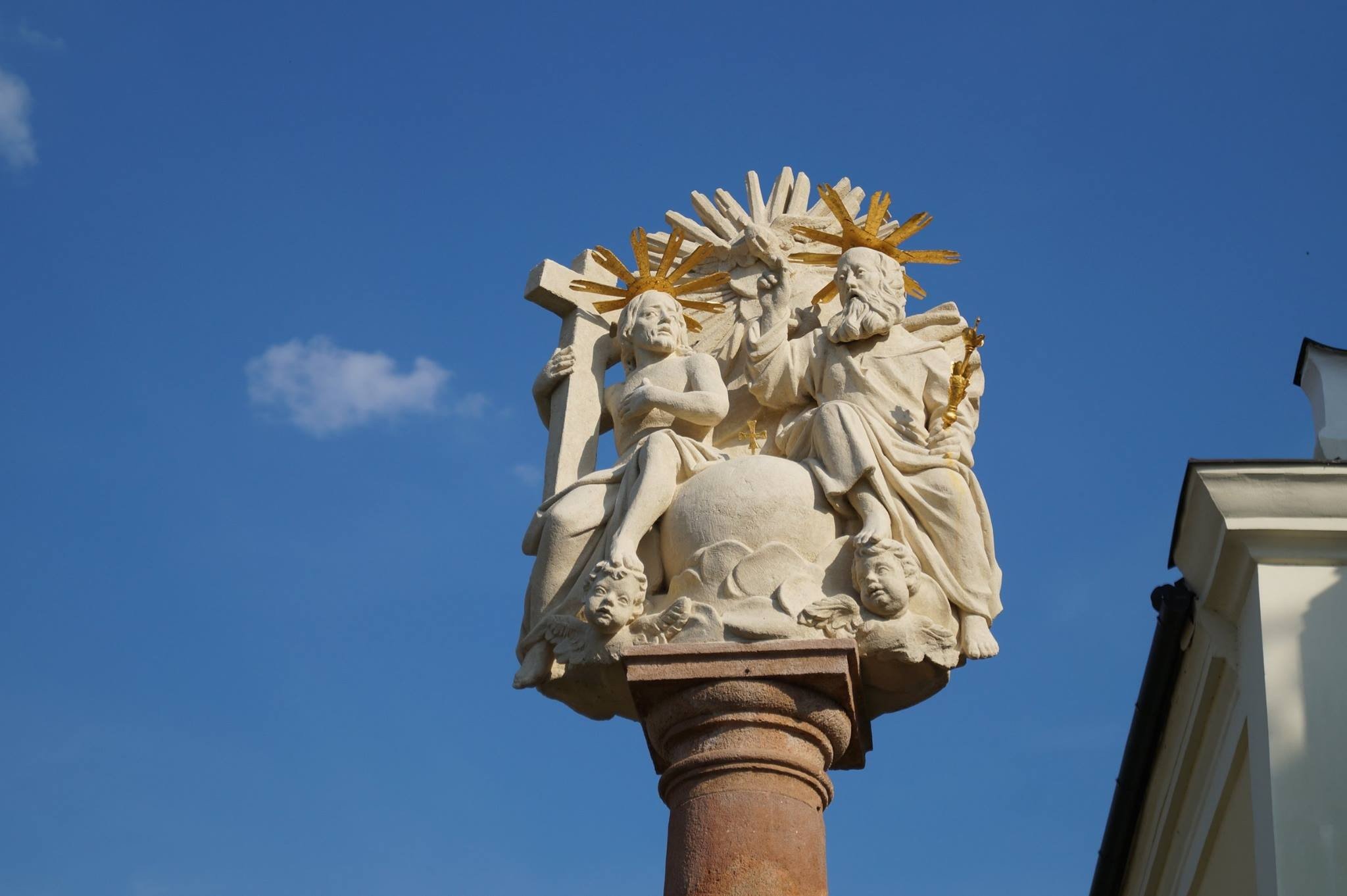 Felszentelték a felújított Szentháromság-szobrot Vácrátóton