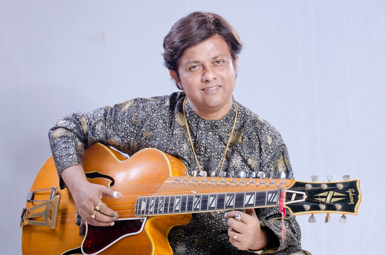 A slide gitár indiai guruja a Müpában ad koncertet