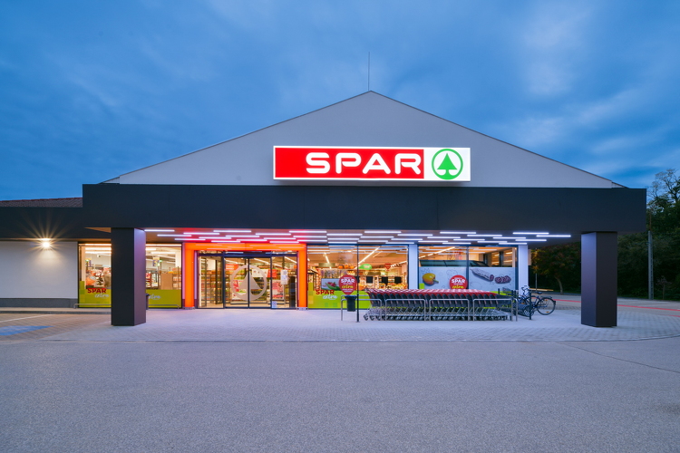 Több mint 2,5 milliárd forintból újította meg országszerte négy áruházát a SPAR