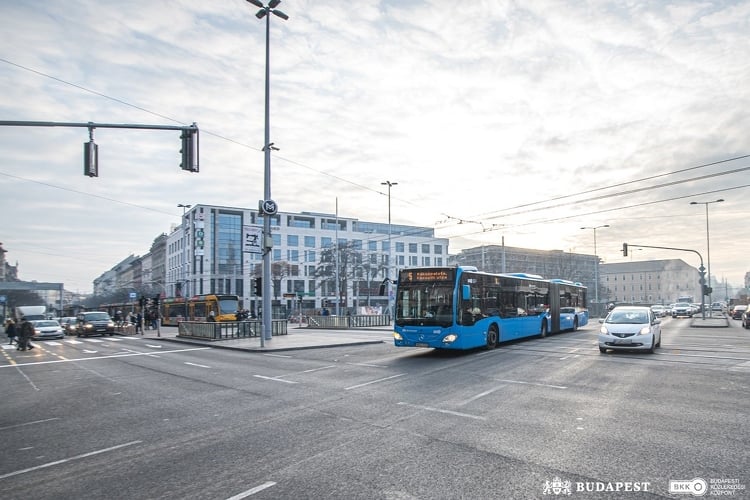 Visszakerül az eredeti, végleges helyére a Rákóczi úton közlekedő buszok Blaha Lujza téri megállója
