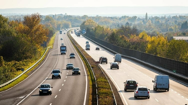 Lassabb haladásra kell számítani az autópályákon a megnövekedett tranzitforgalom miatt