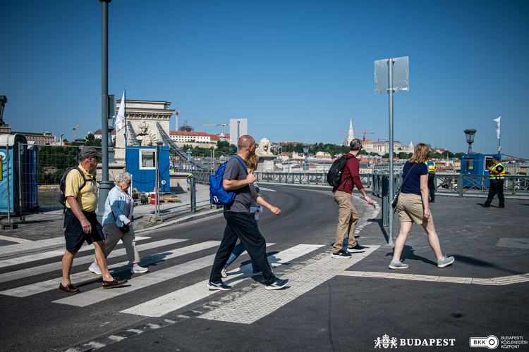 Lánchíd-felújítás: előbb visszakapták a gyalogosok a Széchenyi István tér felőli járdákat   