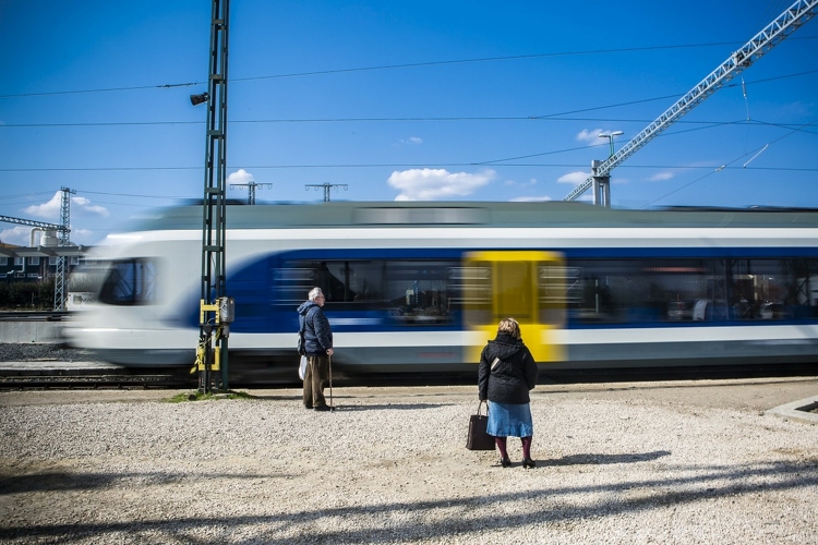 Több kocsival járnak az IC-vonatok az ünnepi hétvégén