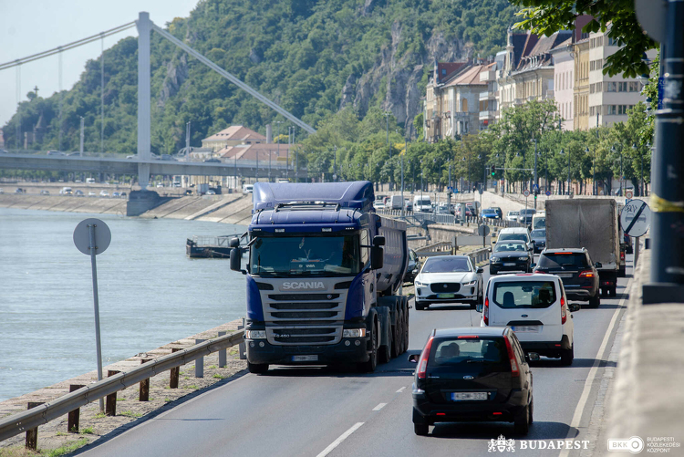 Biztonságosabbá válik a közlekedés a Budai alsó rakparton