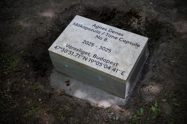 Agnes Denes budapesti tárlatához kapcsolódó időkapszulát helyeztek el pénteken a Városligetben