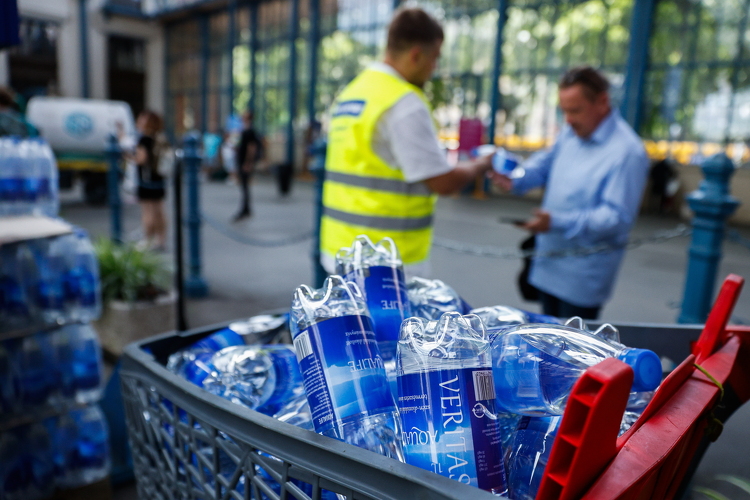 Díjmentesen biztosít vizet utasainak a MÁV-csoport a forgalmasabb vasútállomásokon, HÉV- és buszállomásokon