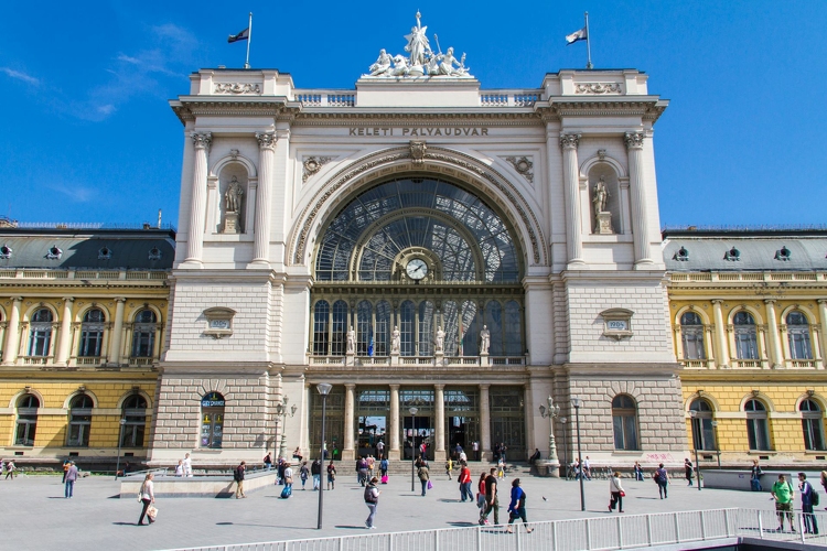 Expresszvillamossal és járatsűrítésekkel segíti a BKK a közlekedőket a Keleti pályaudvar lezárása idején