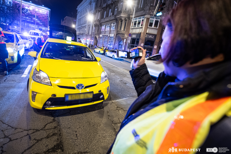 Hamis igazolvánnyal dolgozó sofőr bukott le a BKK őszi taxiellenőrzési akciójában
