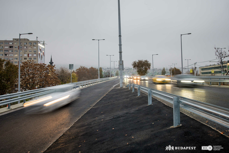 Szerdától ideiglenes buszsáv segíti a közösségi közlekedést az Árpád híd Pestről Budára vezető oldalán