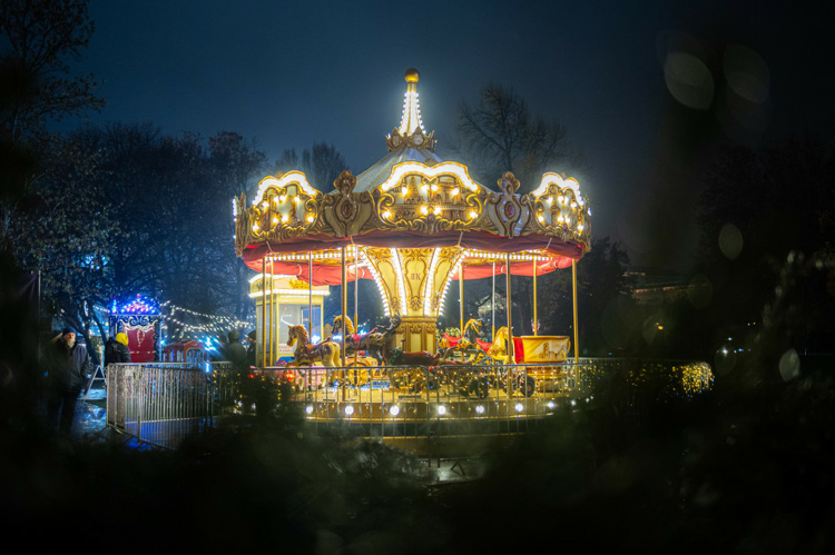 Ingyenes szabadtéri mozi és fényfestett VarázsErdő nyílik pénteken a Vajdahunyad váránál
