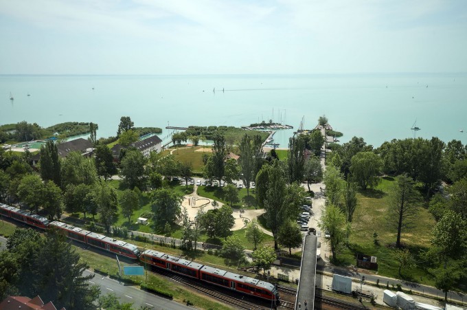 A nyári szezon első hétvégéjén a tavalyinál 27,5 százalékkal többen utaztak a Balatonhoz vonattal