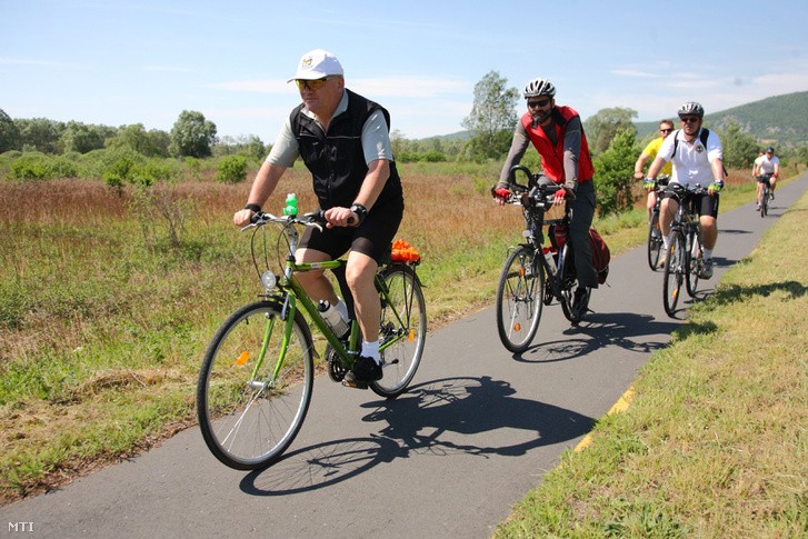 Már 9100 kilométeren közlekedhetnek biztonságosan a biciklisek 