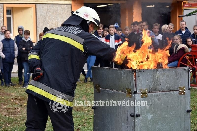Rendhagyó kémiaórát tartottak a kaposvári tűzoltóságon