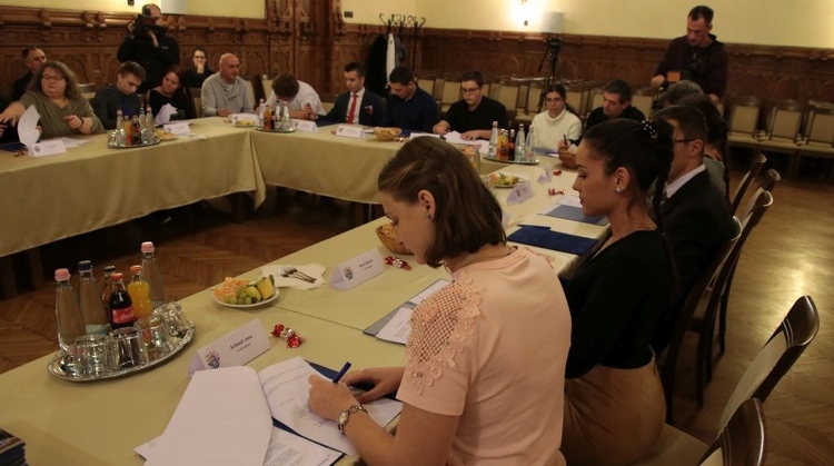 Kaposvár Számít Rád – Tizennyolc új ösztöndíjassal kötött szerződést az önkormányzat