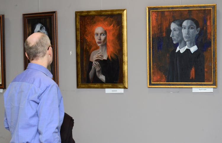 A művészetet érezni kell: tolnai festőművészek alkotásaiból nyílt meg az év első tárlata a Kormányhivatal Galériában