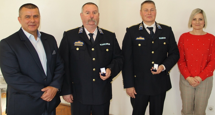 Aranygyűrűvel ismerte el a siófoki polgármester a rendőrség munkáját