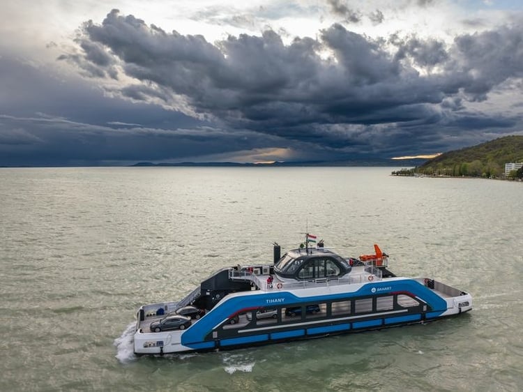 Közeledik a nyár - új menetrend szerint közlekednek a kompok a magyar tengeren