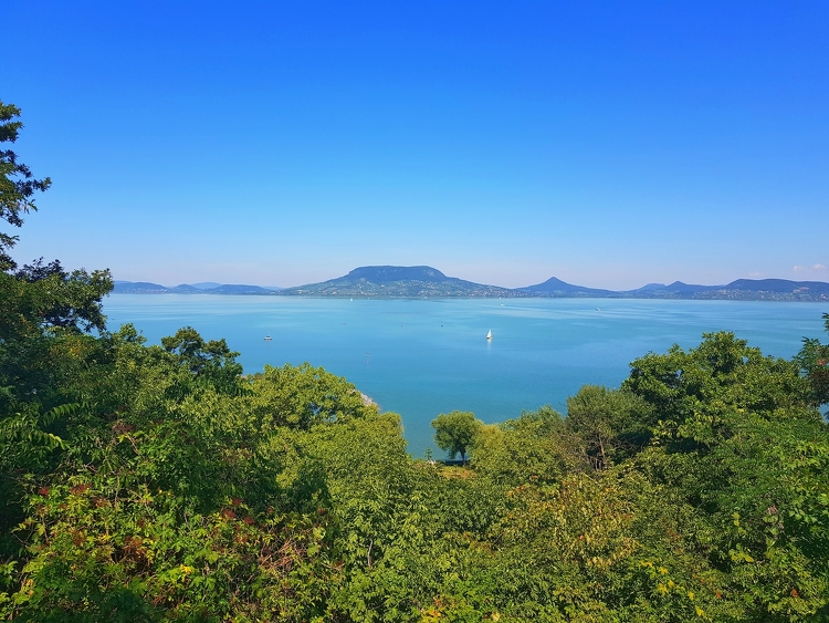 A Balaton térségében Siófok, Balatonfüred, Hévíz, Balatonlelle, Keszthely a legkedveltebb úti cél a magyarok körében