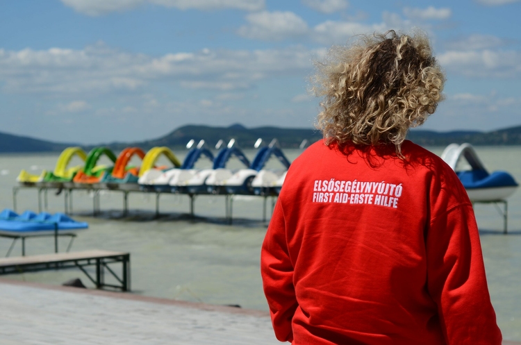 Rekordszámú sérülést kezelt a Balatoni Elsősegélynyújtó Szolgálat az idei strandszezonban