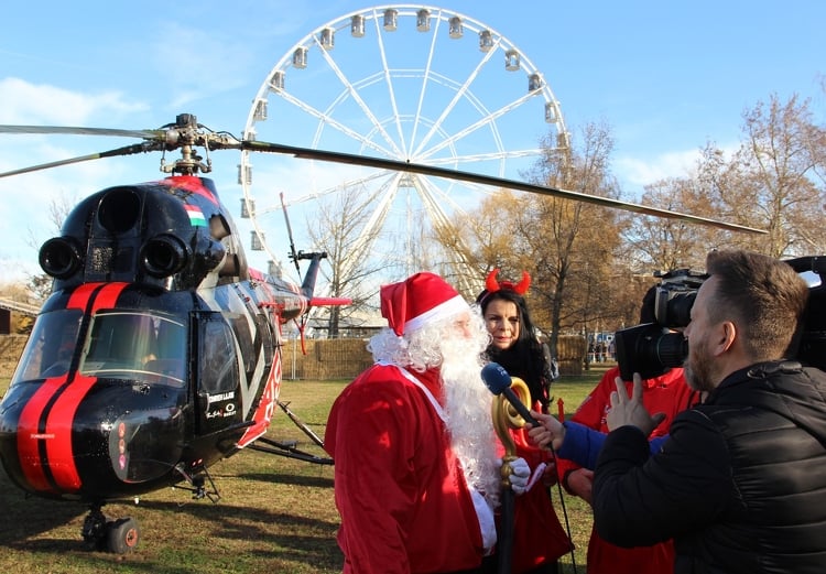 Siófok - Helikopterrel érkezett a mikulás a városba