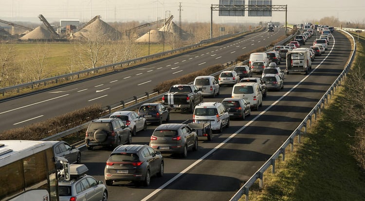 Holnaptól július végéig lezárják a holládi csomópont le- és felhajtó ágát a határ felé