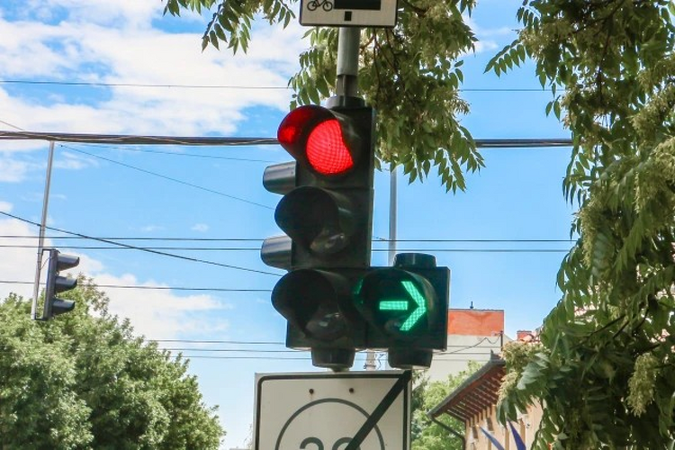 Másként vált a közlekedési lámpa Siófok forgalmas csomópontjában