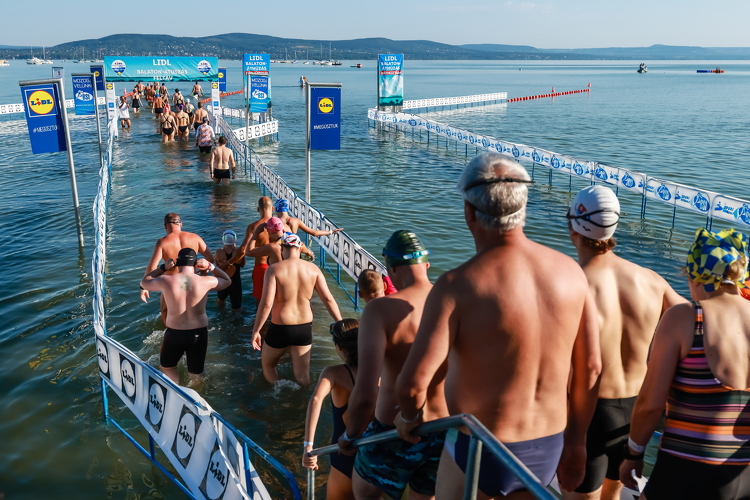 Több mint tízezer résztvevővel rendezték meg a 43. Lidl Balaton-átúszást