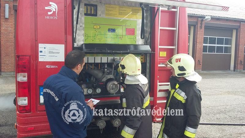 Az új RÁBA tűzoltó gépjármű kezeléséből tettek vizsgát Dombóvár és Szekszárd tűzoltói