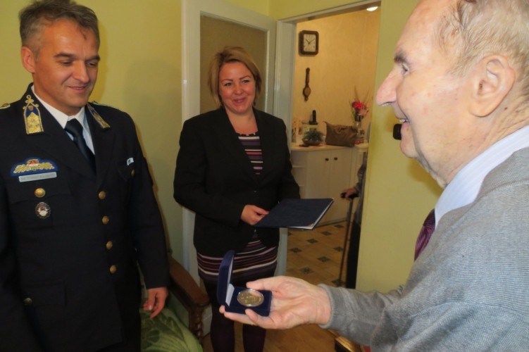  95 éves nyugalmazott rendőr ezredest köszöntöttek Szekszárdon