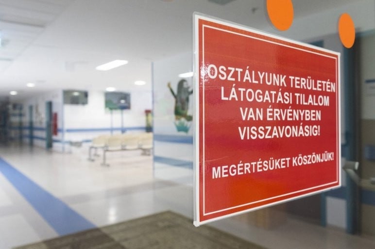 A szekszárdi Balassa János Kórház osztályain is érvénybe lépett a látogatási tilalom