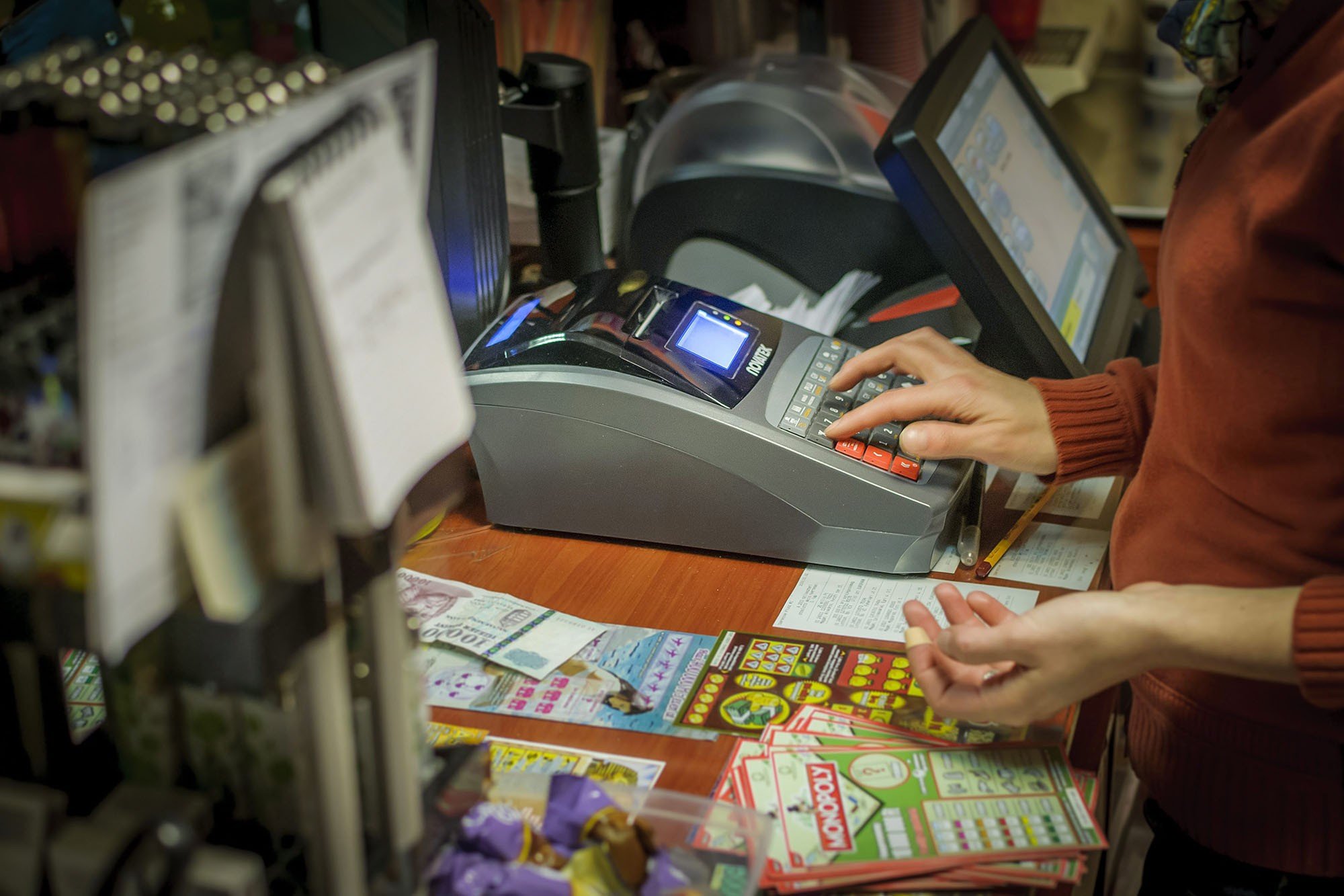 Tolna megyében ellenőrzi az online pénztárgépek használatát a Nav