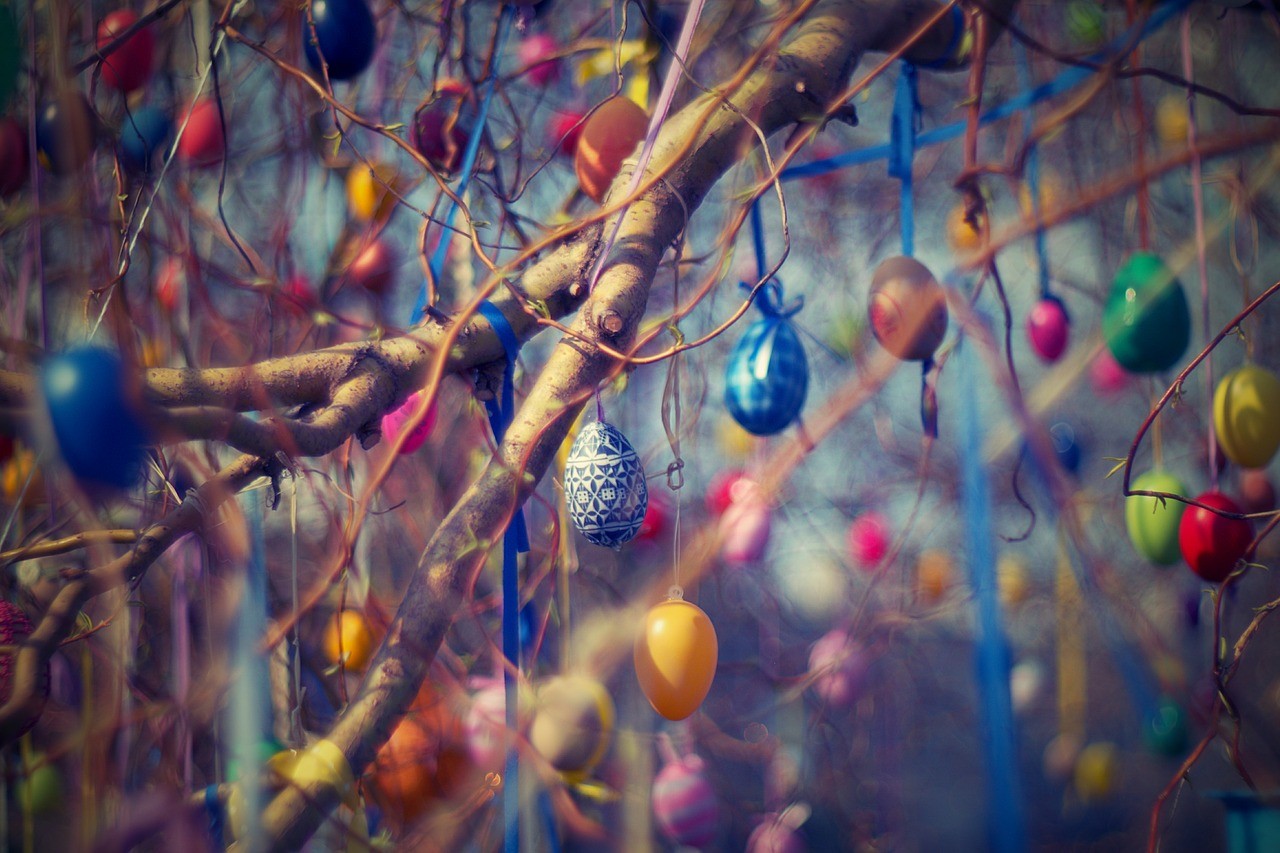 Több mint hétezer tojással díszítenek egy fát Dunaföldváron