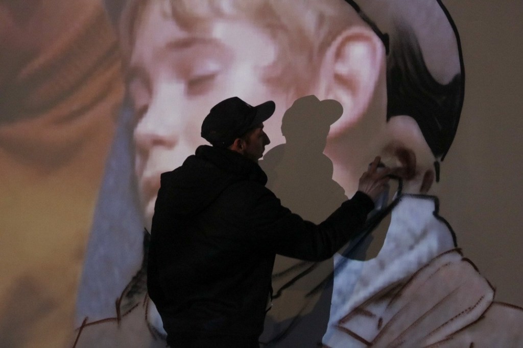 Készül a falfestmény a paksi KRESZ-parkban