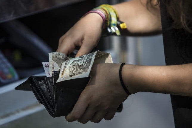 A magyarok közel fele megszokásból fizet készpénzzel egy kutatás szerint