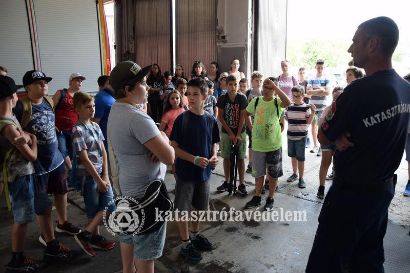 A médiatábor résztvevői látogatták meg a szekszárdi laktanyát