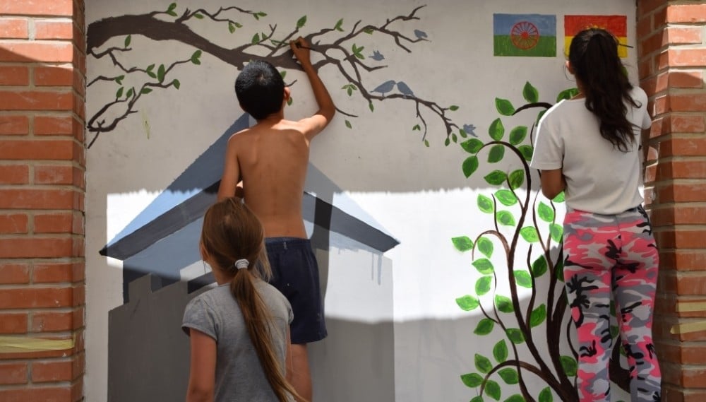 Falfestményt készítettek a gyerekek a Roma Közösségi Ház kerítésére 