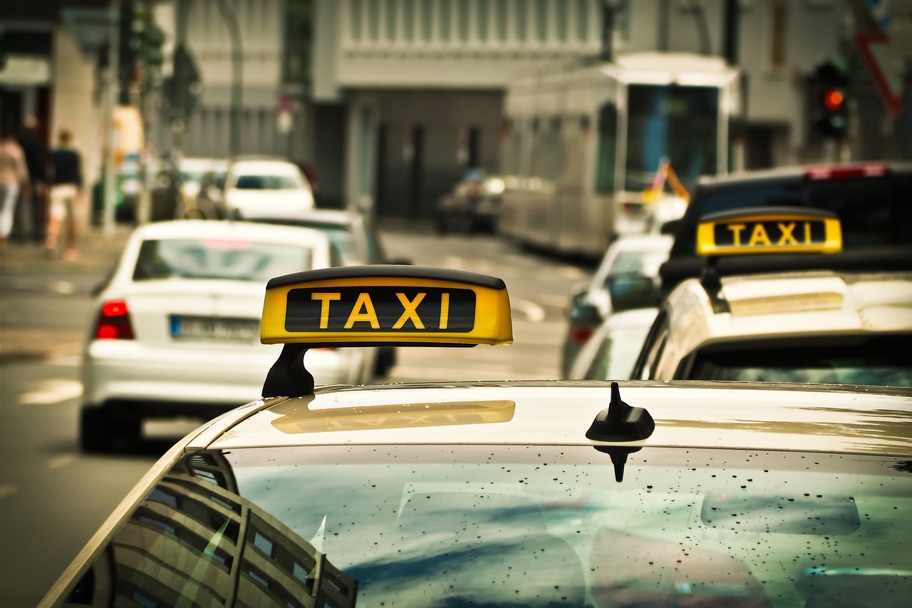 Elektromos önjáró taxikkal lehetne csökkenteni a városokban az üvegházhatású gázok kibocsátását