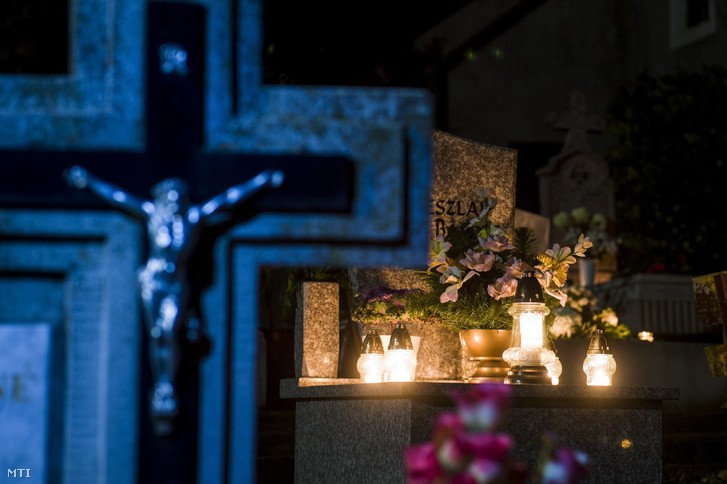 A szokásosnál tovább tartanak nyitva a szekszárdi temetők