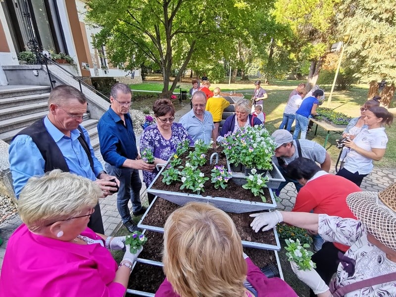 A családokkal közösen avatta fel a város vezetése a Perczel kerti arborétumot