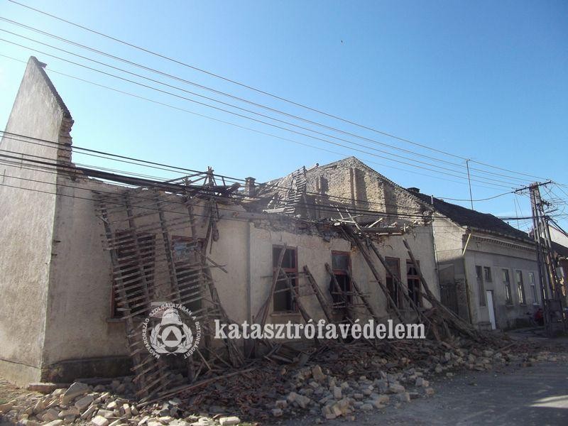 Lakatlan ház tetőszerkezete omlott össze Dombóváron