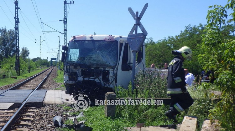 Vonattal ütközött egy teherautó Simontornyán