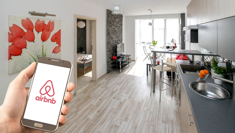 Önkormányzati hatáskörbe kerül az Airbnb-k megrendszabályozása