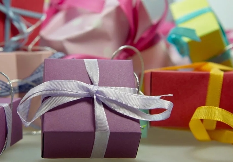Pakson idén is kapnak karácsonyi ajándékcsomagot a nyugdíjasok