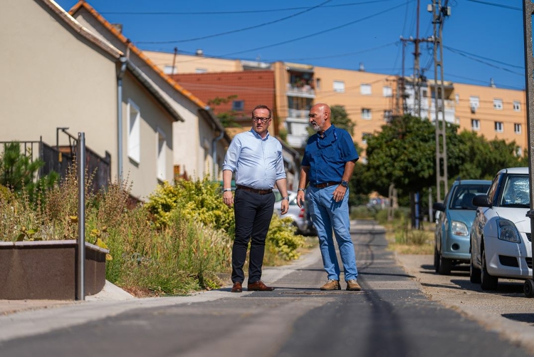 Újabb járdafelújítások kezdődtek Pakson