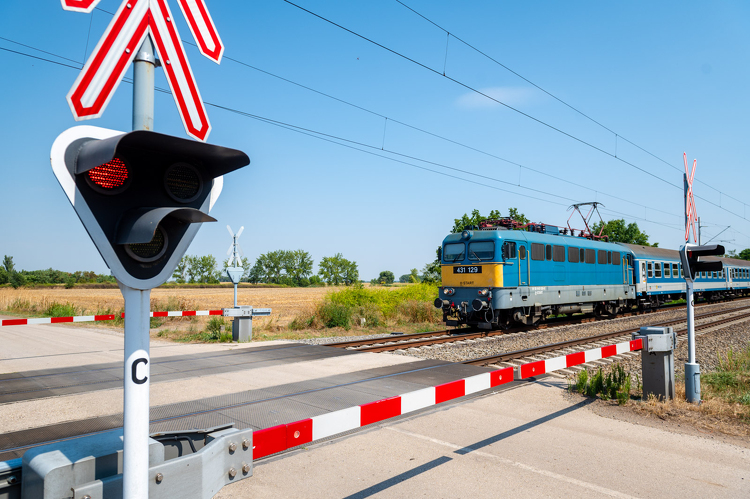 Pótlóbuszok szállítják az utasokat a Dombóvár–Gyékényes vasútvonal egy szakaszán
