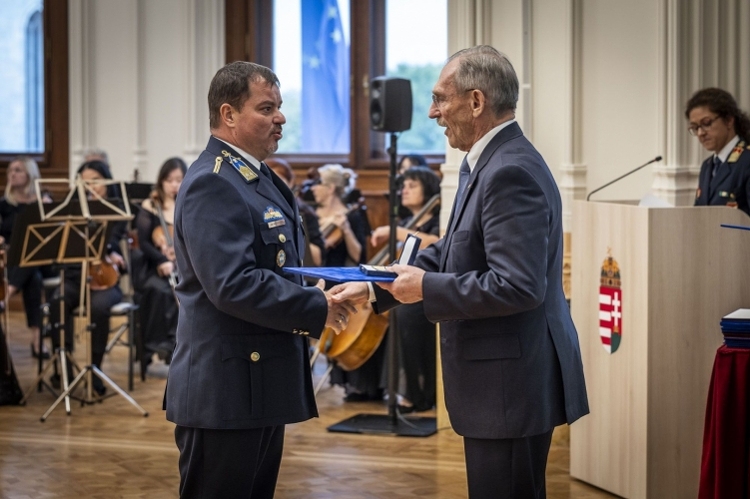 Rendőr ezredessé léptették elő dr. Biró Attilát