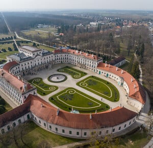 Eszterházy-kastély (nyugati szárny) és hercegi istálló