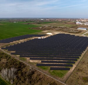 Napelem park és energiatároló konténerek