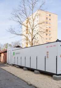 Napelem park és energiatároló konténerek