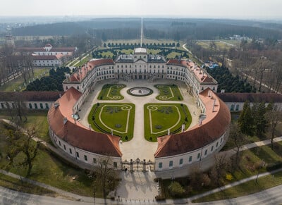 Eszterházy-kastély (nyugati szárny) és hercegi istálló